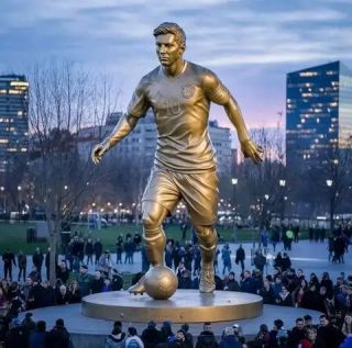 Messi statue