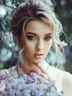 Beautiful Girl Looking 240x320